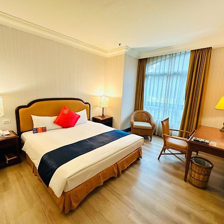 Wei-Yat Grand Hotel Тайнан Екстериор снимка
