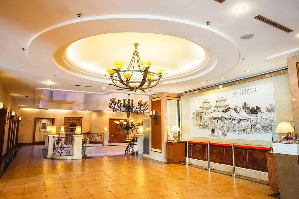 Wei-Yat Grand Hotel Тайнан Екстериор снимка