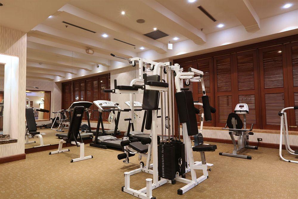 Wei-Yat Grand Hotel Тайнан Екстериор снимка