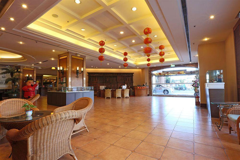 Wei-Yat Grand Hotel Тайнан Екстериор снимка