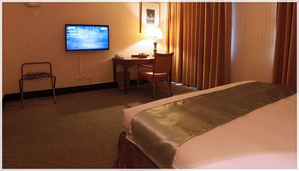 Wei-Yat Grand Hotel Тайнан Екстериор снимка