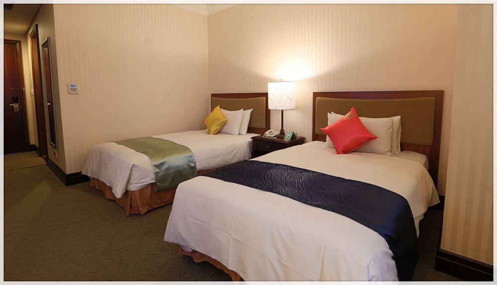 Wei-Yat Grand Hotel Тайнан Екстериор снимка