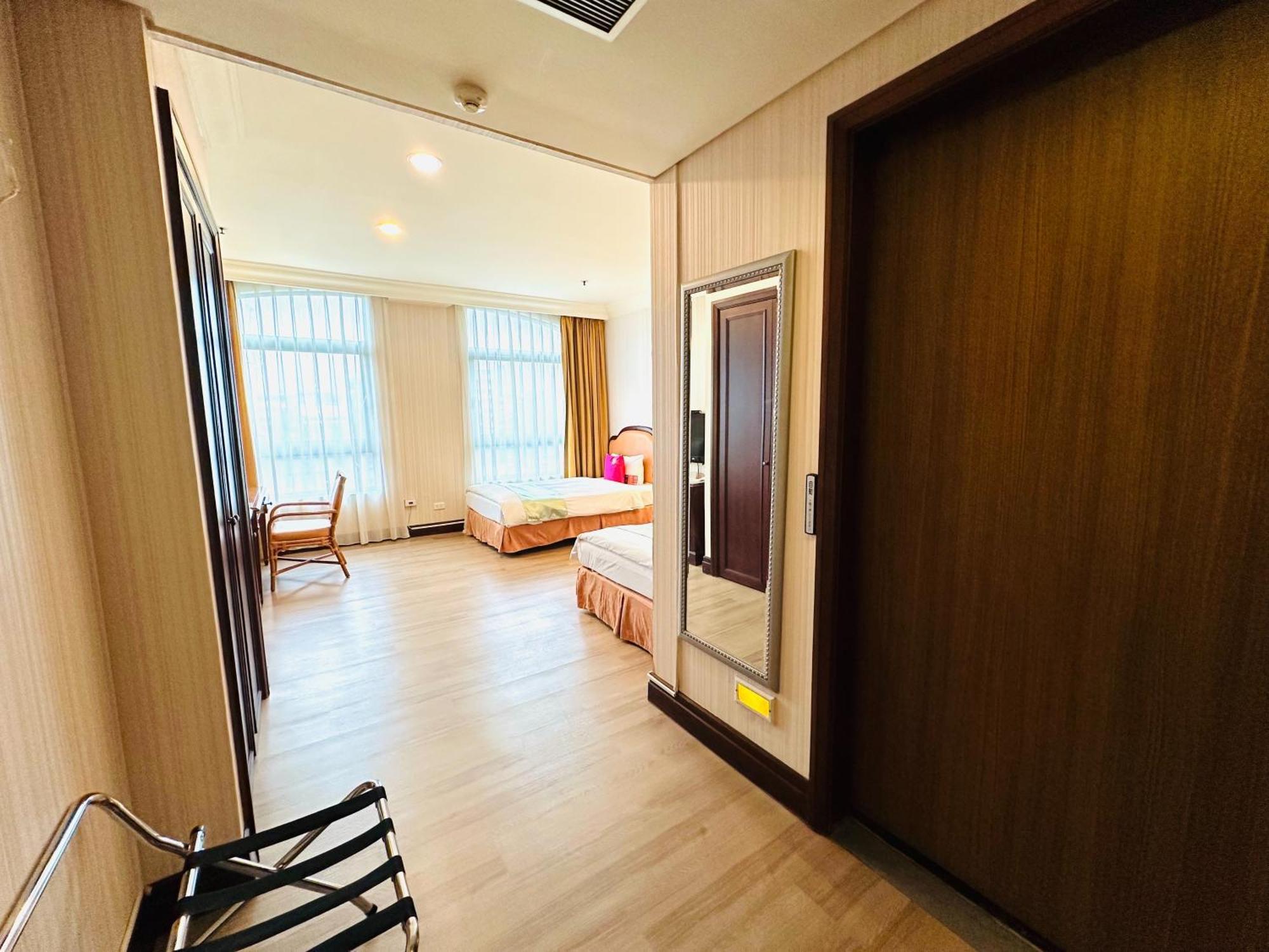 Wei-Yat Grand Hotel Тайнан Екстериор снимка