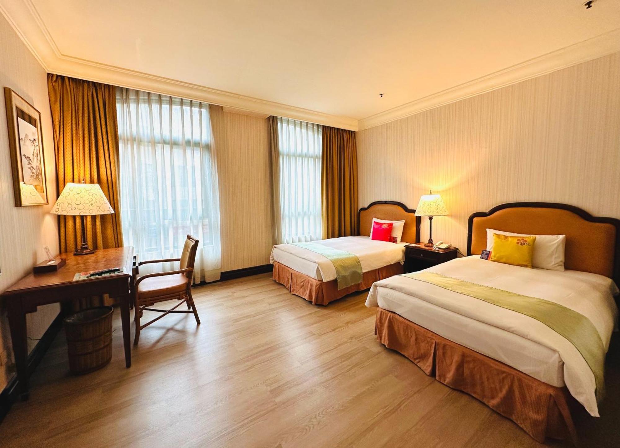 Wei-Yat Grand Hotel Тайнан Екстериор снимка