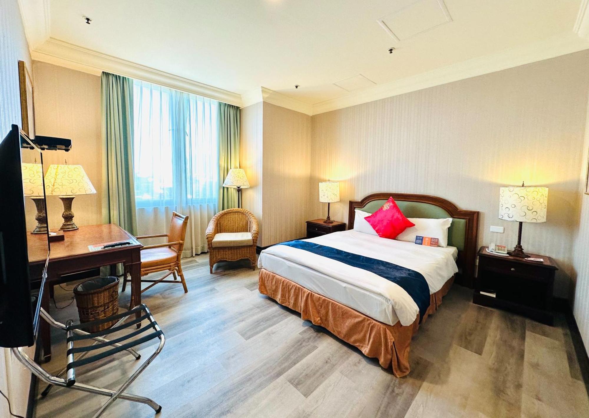 Wei-Yat Grand Hotel Тайнан Екстериор снимка