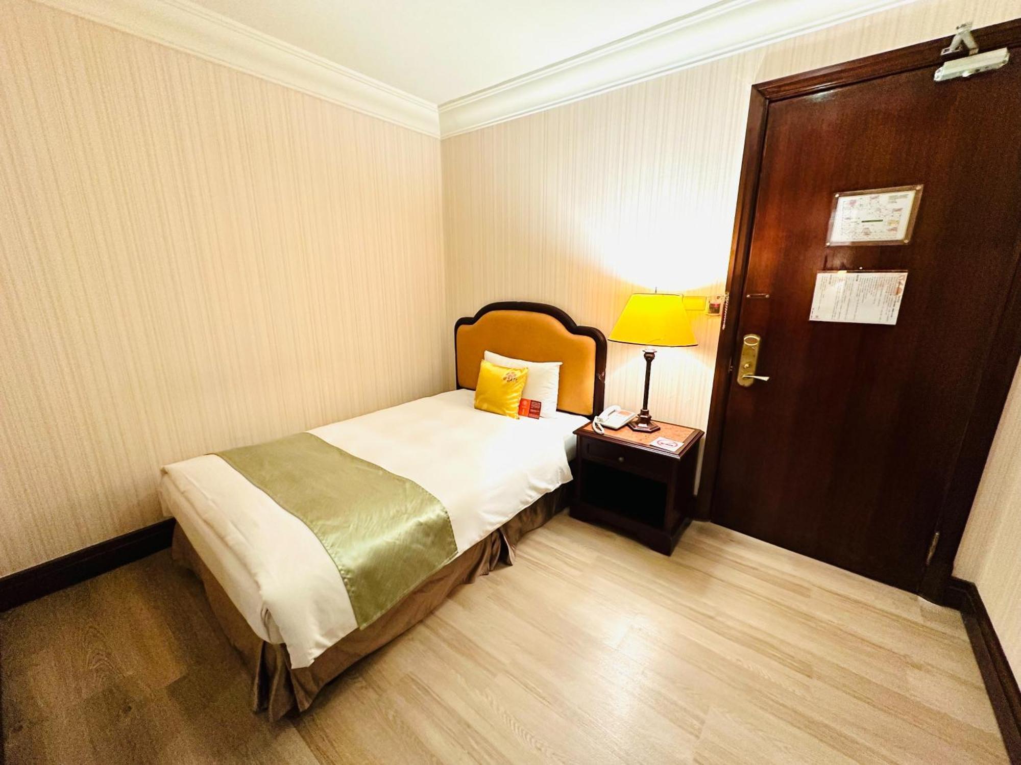 Wei-Yat Grand Hotel Тайнан Екстериор снимка