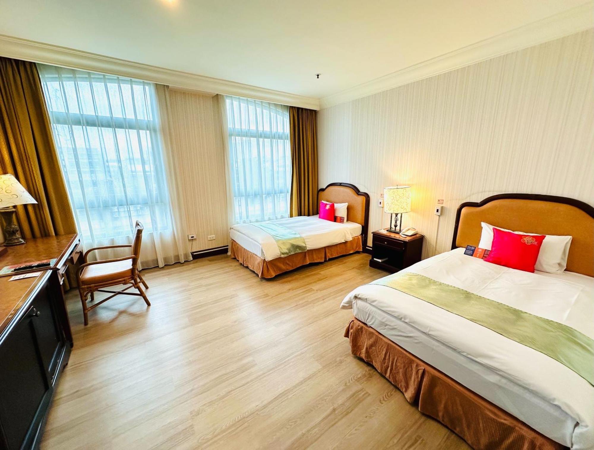 Wei-Yat Grand Hotel Тайнан Екстериор снимка