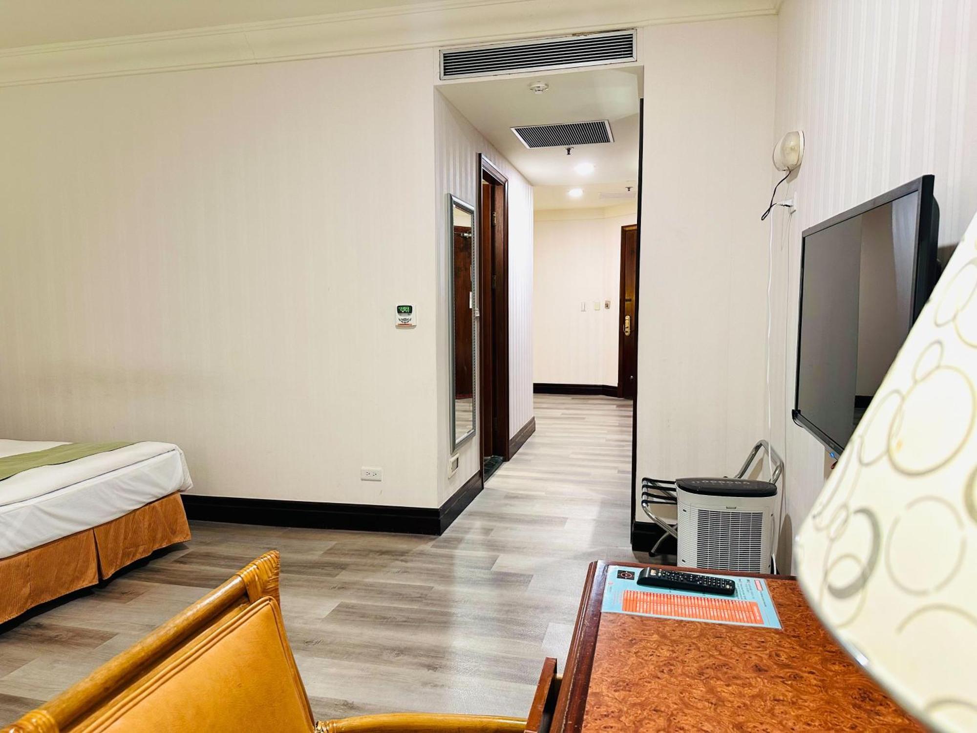 Wei-Yat Grand Hotel Тайнан Екстериор снимка