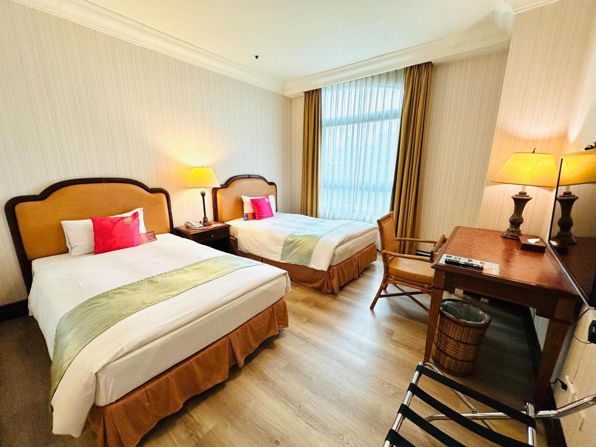 Wei-Yat Grand Hotel Тайнан Екстериор снимка
