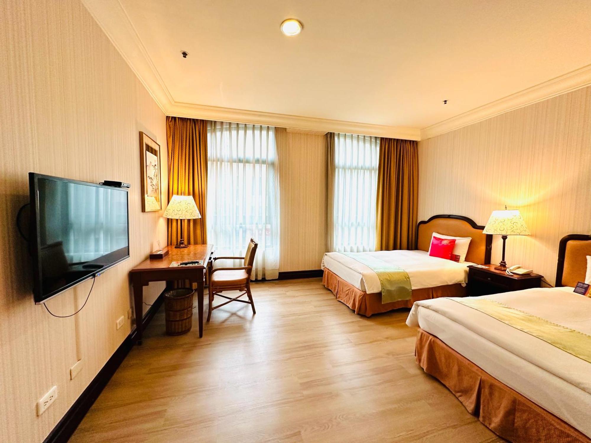 Wei-Yat Grand Hotel Тайнан Екстериор снимка