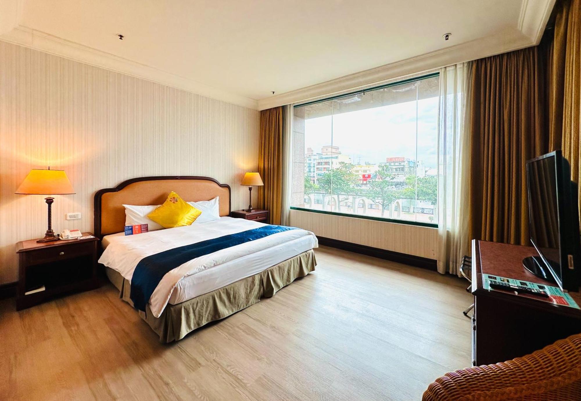 Wei-Yat Grand Hotel Тайнан Екстериор снимка