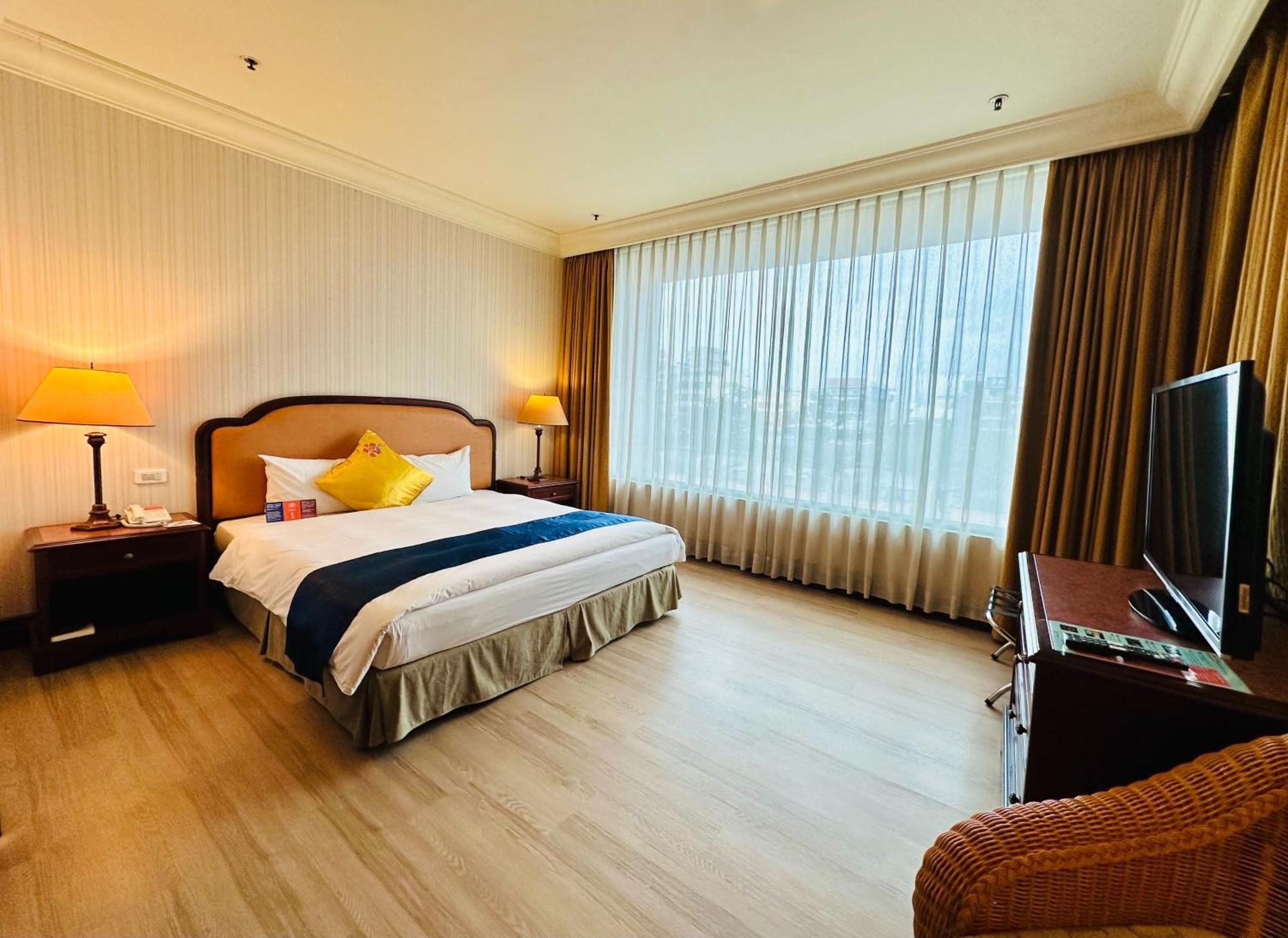 Wei-Yat Grand Hotel Тайнан Екстериор снимка