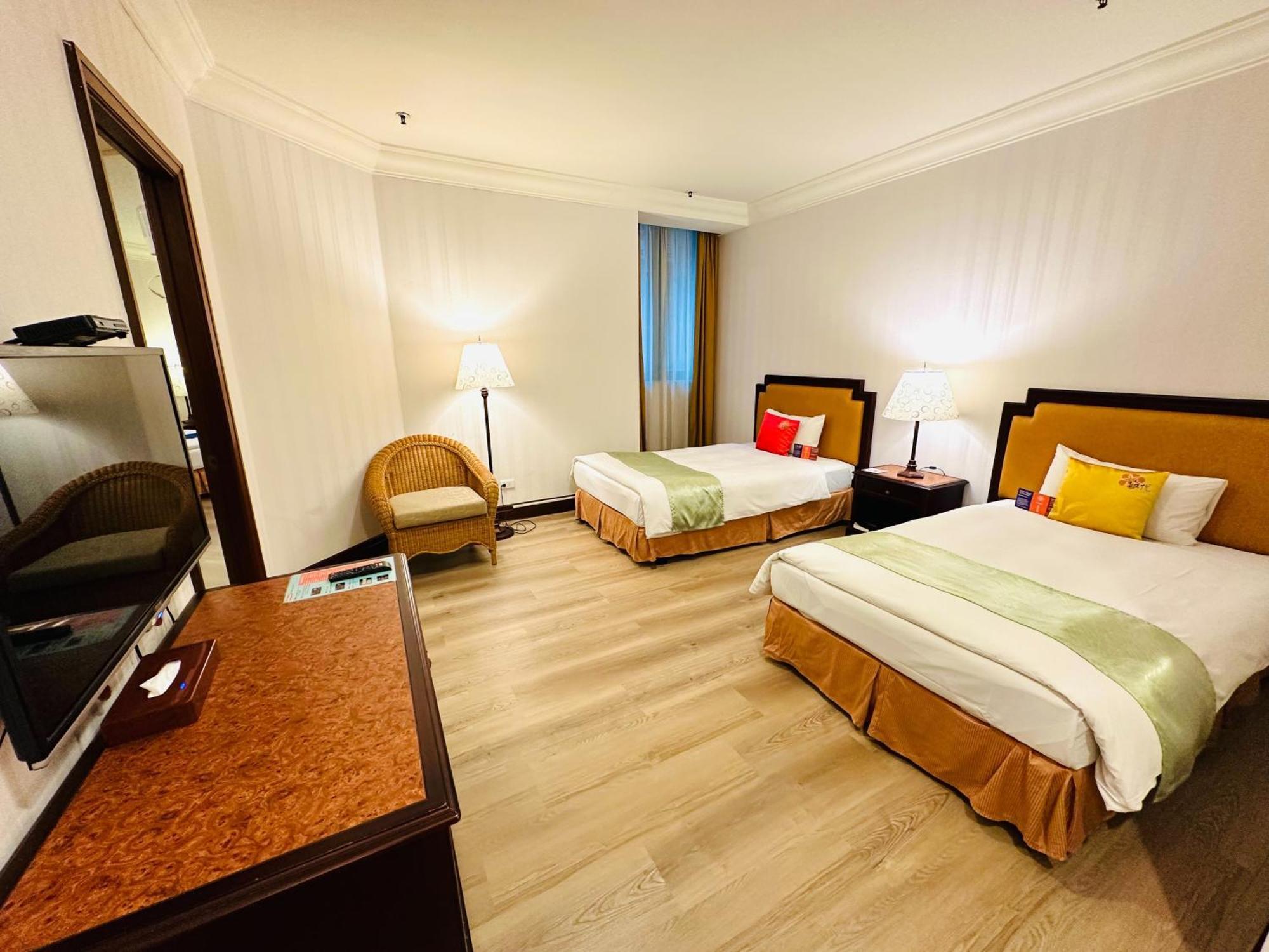 Wei-Yat Grand Hotel Тайнан Екстериор снимка