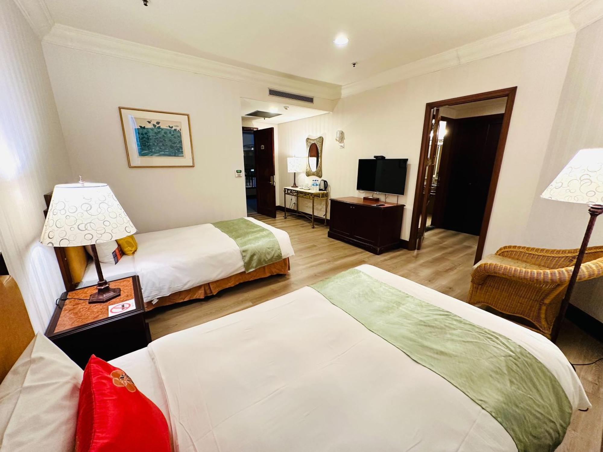 Wei-Yat Grand Hotel Тайнан Екстериор снимка