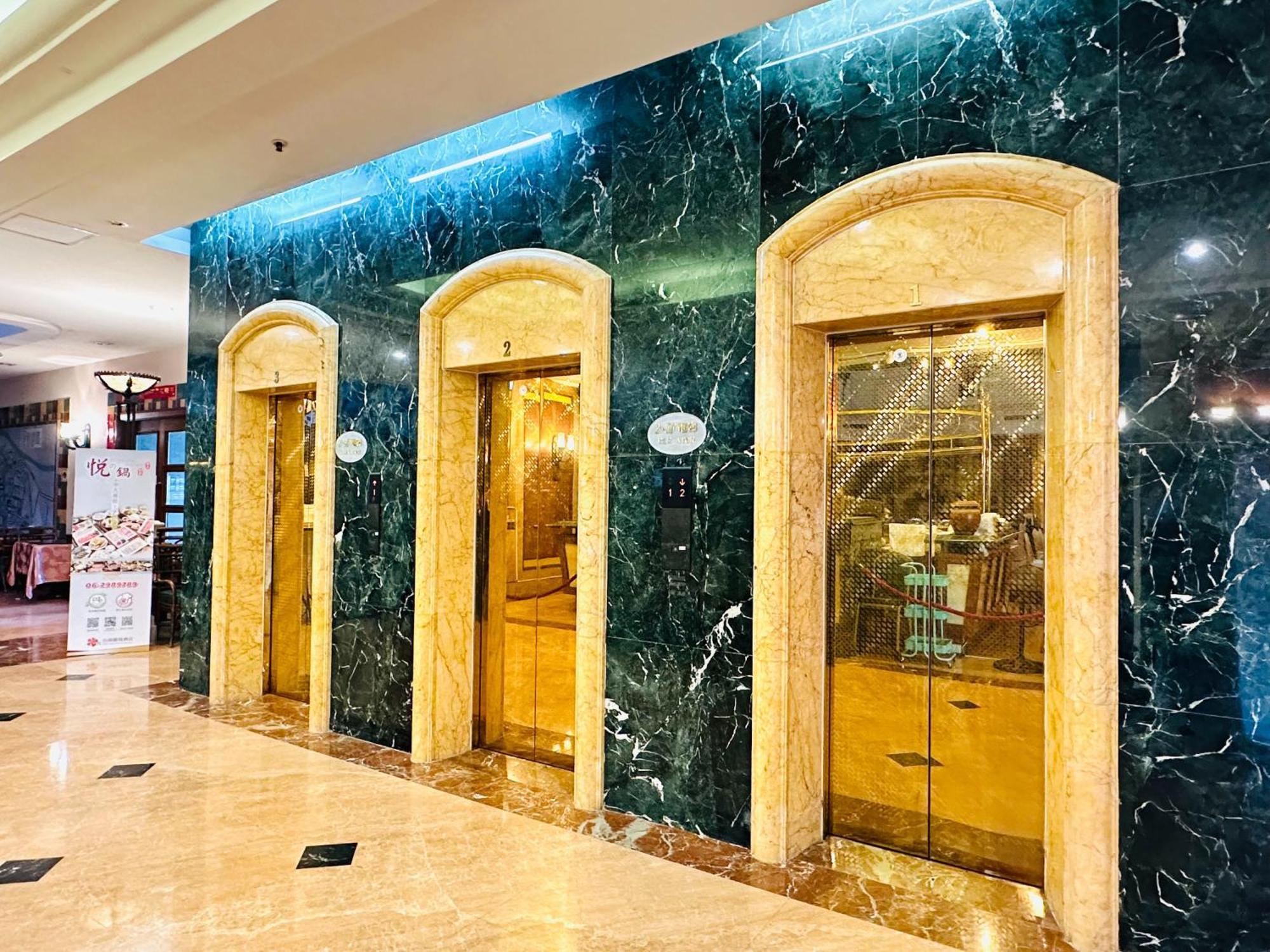Wei-Yat Grand Hotel Тайнан Екстериор снимка