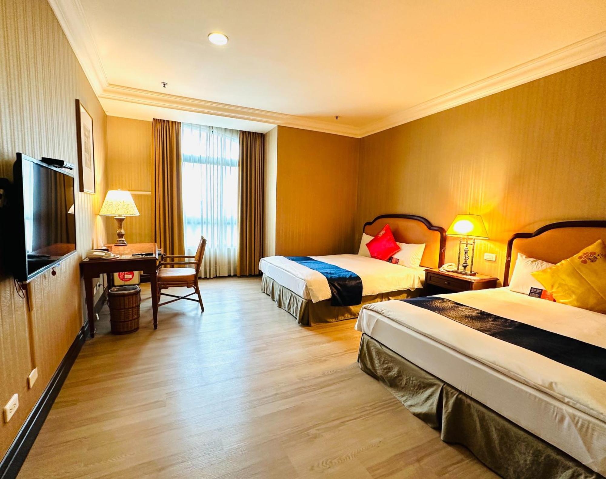 Wei-Yat Grand Hotel Тайнан Екстериор снимка