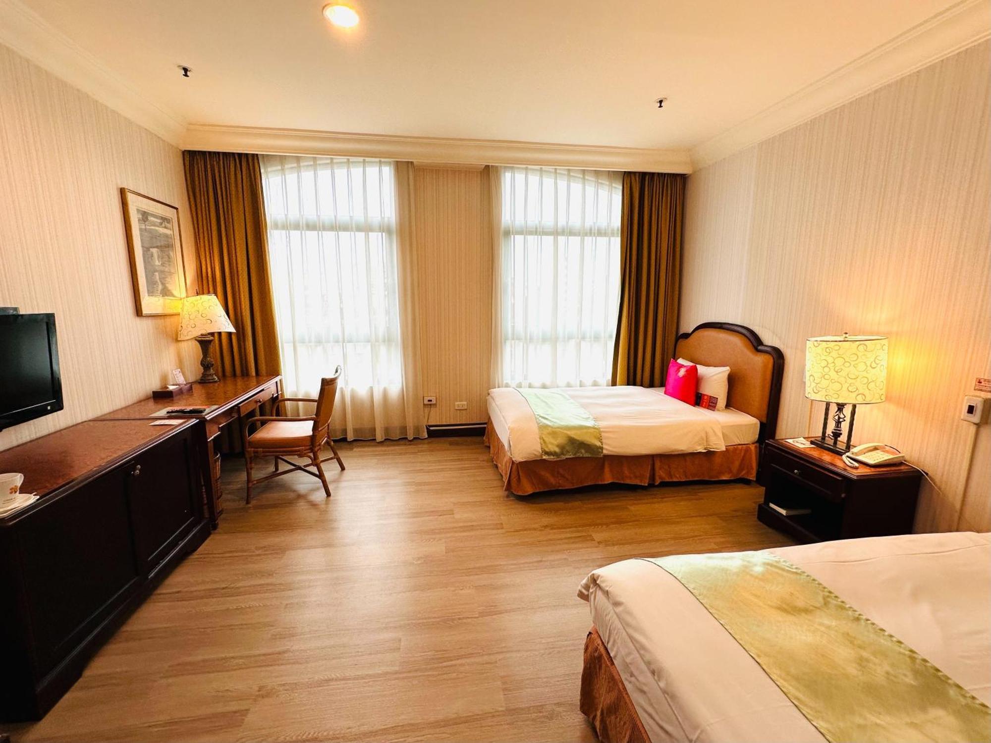 Wei-Yat Grand Hotel Тайнан Екстериор снимка
