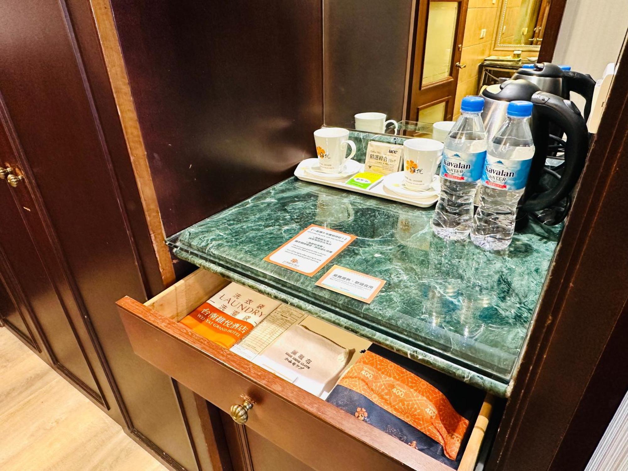 Wei-Yat Grand Hotel Тайнан Екстериор снимка