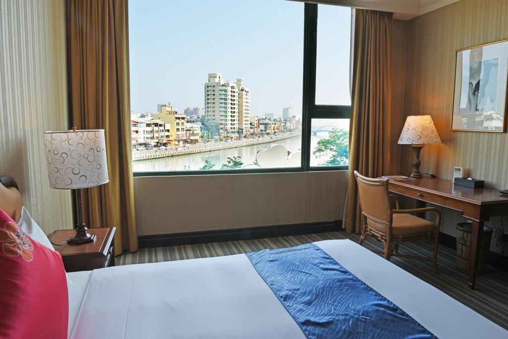 Wei-Yat Grand Hotel Тайнан Екстериор снимка