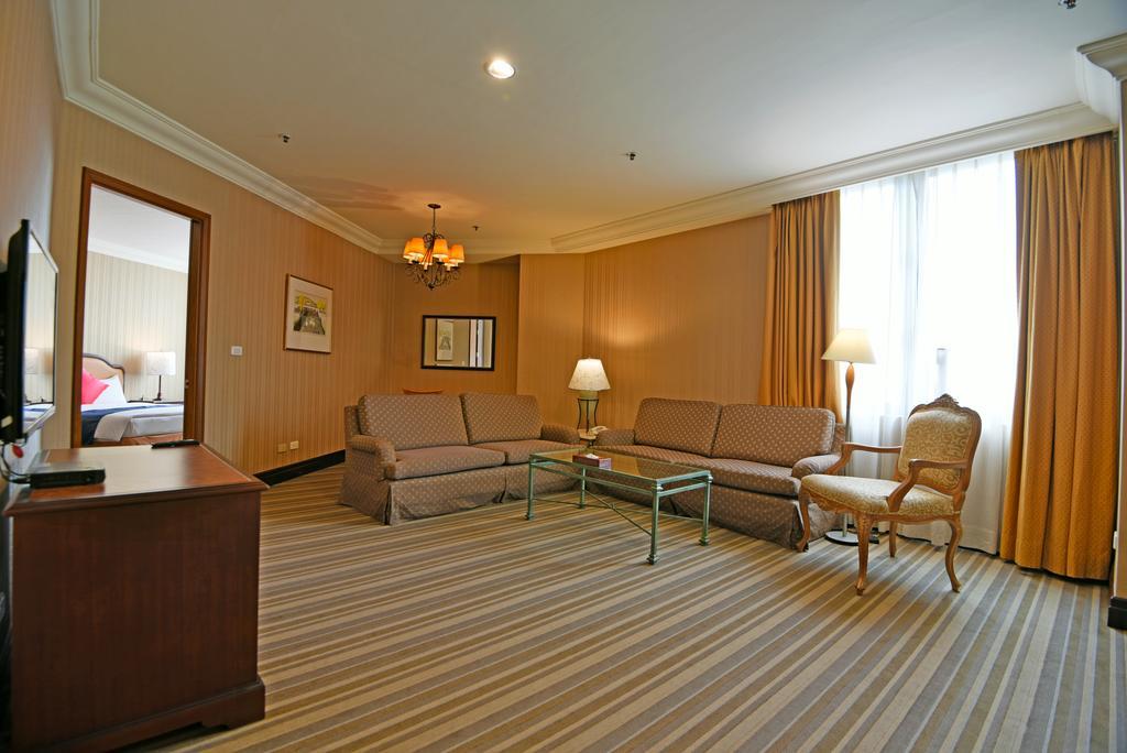 Wei-Yat Grand Hotel Тайнан Екстериор снимка