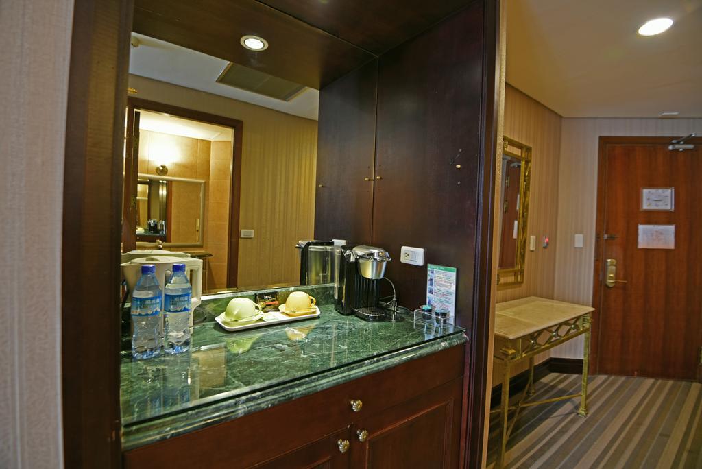 Wei-Yat Grand Hotel Тайнан Екстериор снимка
