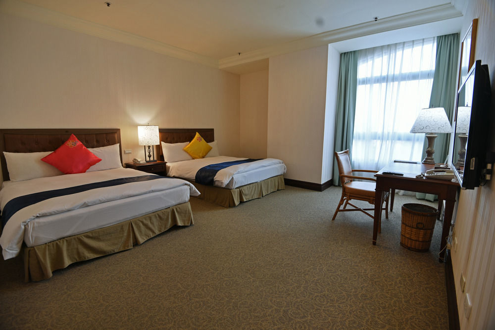 Wei-Yat Grand Hotel Тайнан Екстериор снимка