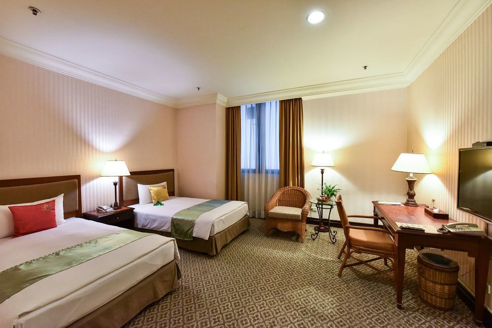 Wei-Yat Grand Hotel Тайнан Екстериор снимка