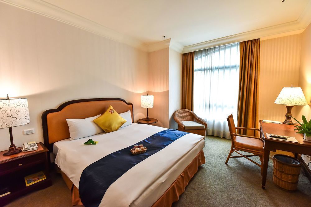 Wei-Yat Grand Hotel Тайнан Екстериор снимка