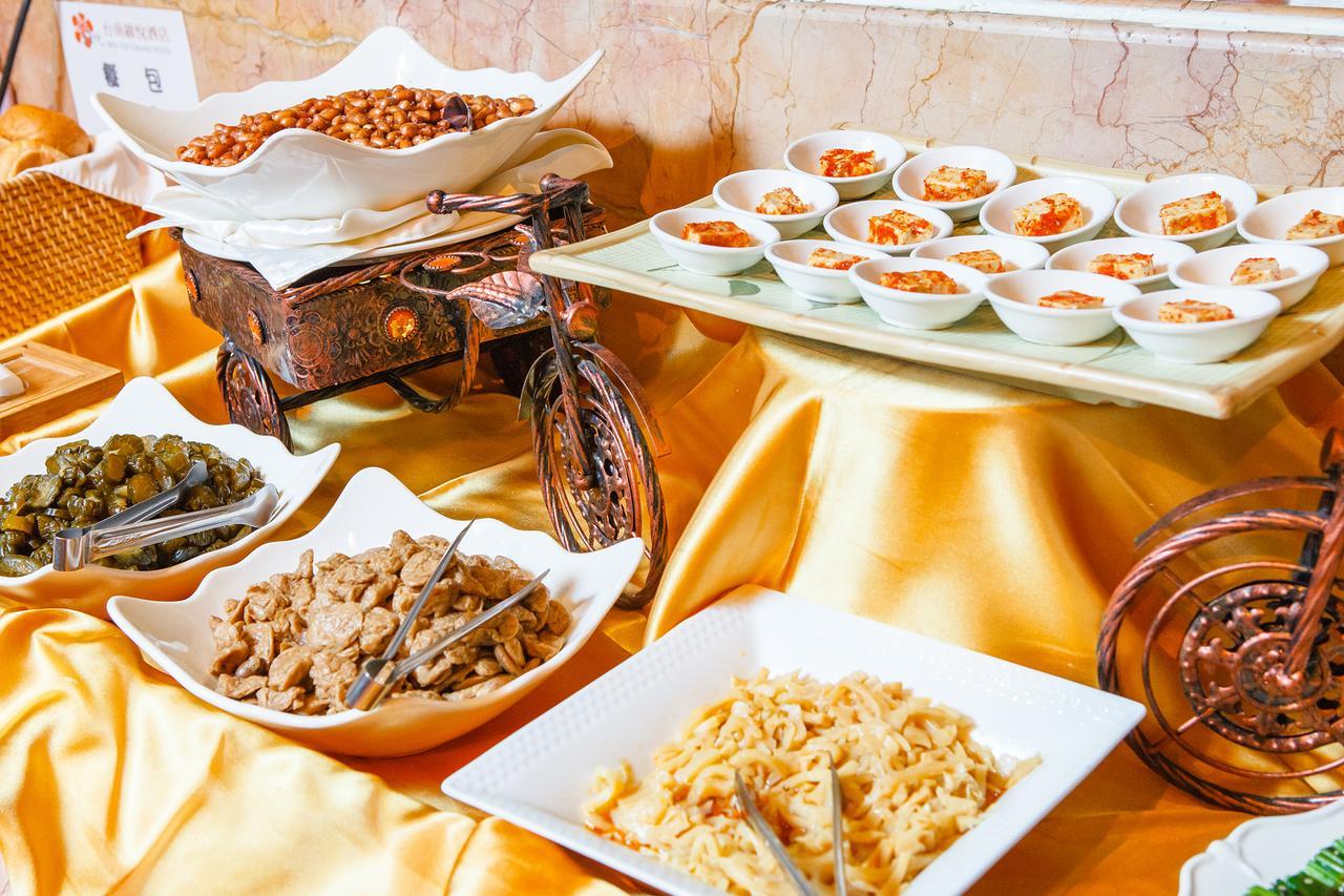 Wei-Yat Grand Hotel Тайнан Екстериор снимка