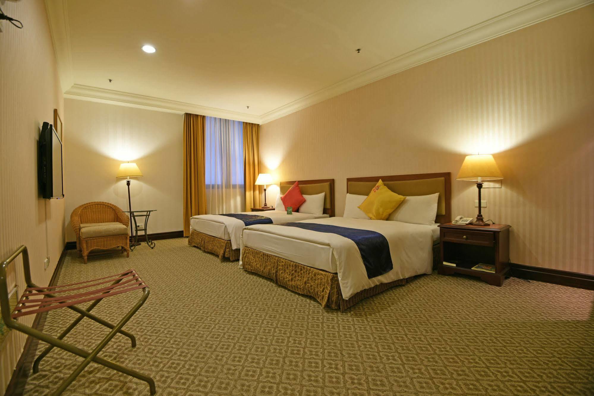 Wei-Yat Grand Hotel Тайнан Екстериор снимка