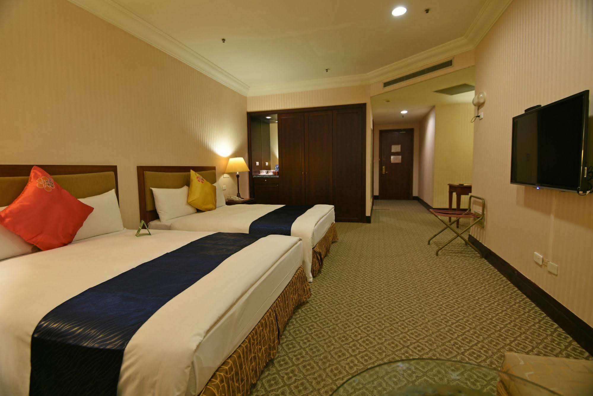 Wei-Yat Grand Hotel Тайнан Екстериор снимка