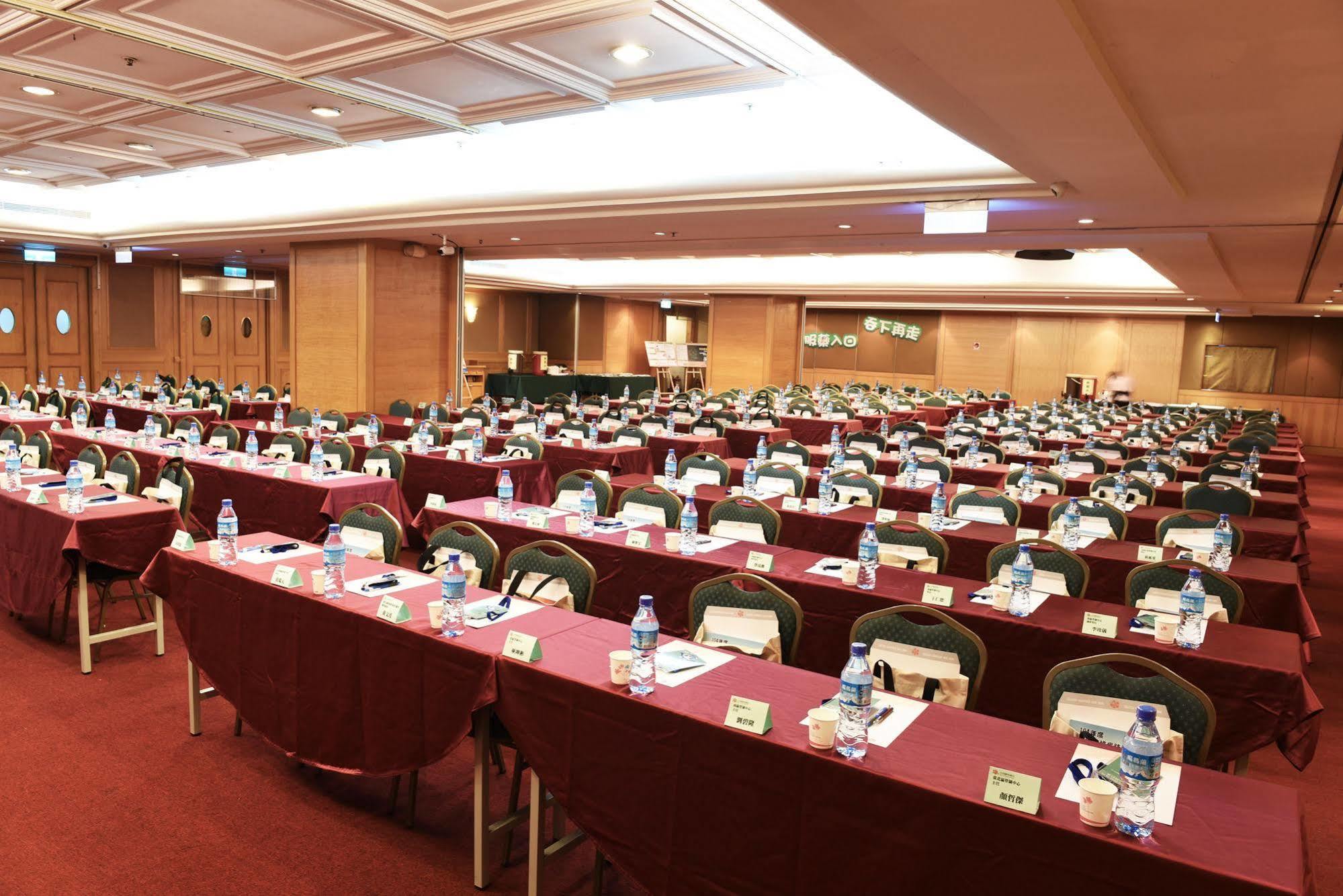 Wei-Yat Grand Hotel Тайнан Екстериор снимка